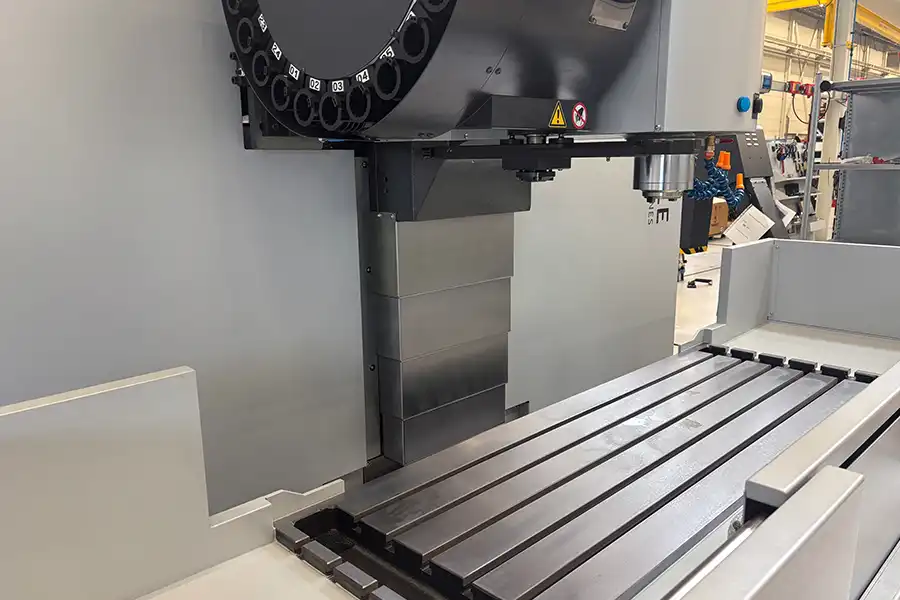 Vnitřní pohled na CNC frézovací centrum BT 1500 s pracovním stolem a oblastí vřetena