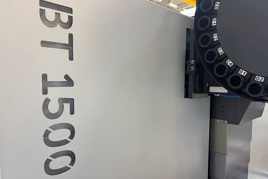 Detail krytu CNC frézky BT 1500 s označením modelu stroje