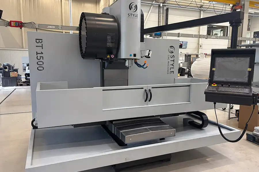 CNC frézovací centrum BT 1500 s výměníkem nástrojů a ovládacím panelem ve výrobní hale