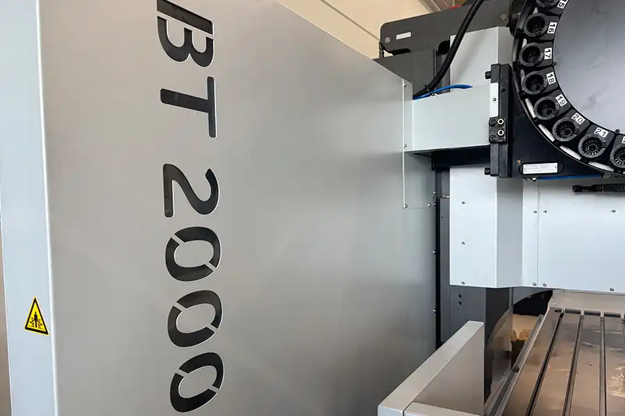 Sloup CNC frézovacího centra BT 2000 s integrovaným vedením kabelů a tuhou vertikální konstrukcí