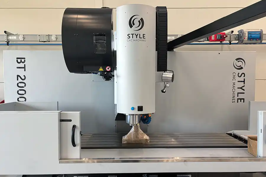 Pracovní prostor CNC frézovacího centra BT 2000 s vřetenem nad velkým pracovním stolem
