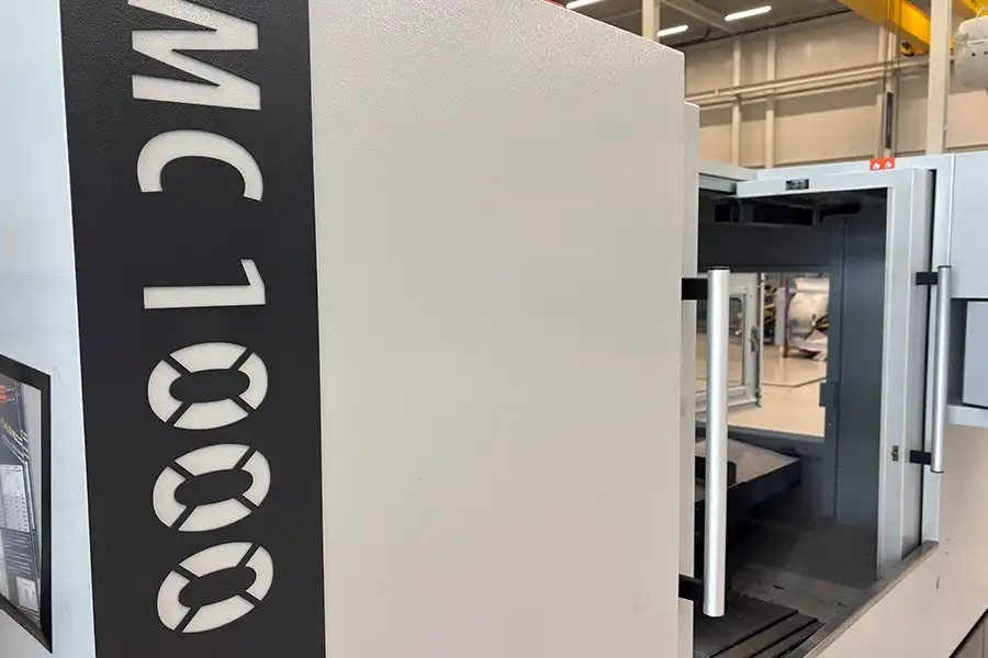 Kryt kompaktního CNC frézovacího centra MC 1000 s plně uzavřeným obráběcím prostorem