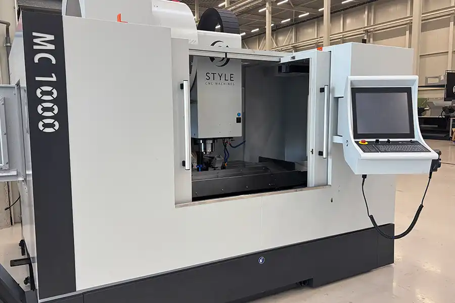 CNC frézovací centrum MC 1000 s ovládacím panelem pro přesné obrábění malých a středních dílů
