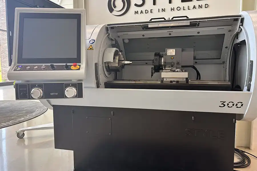 CNC soustruh STYLE 300 s ovládacím panelem a uzavřeným pracovním prostorem