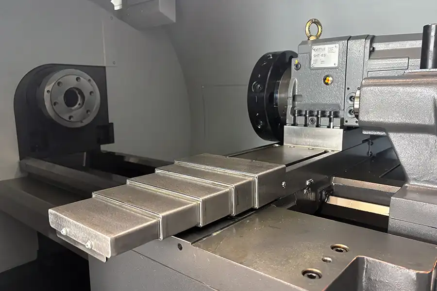 Vnitřní pohled na CNC soustruh STYLE 350 s ložem stroje a nástrojovým držákem pro těžké obrábění