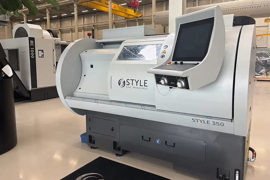 CNC soustruh STYLE 350 s ovládacím panelem a plně uzavřeným pracovním prostorem ve výrobní hale