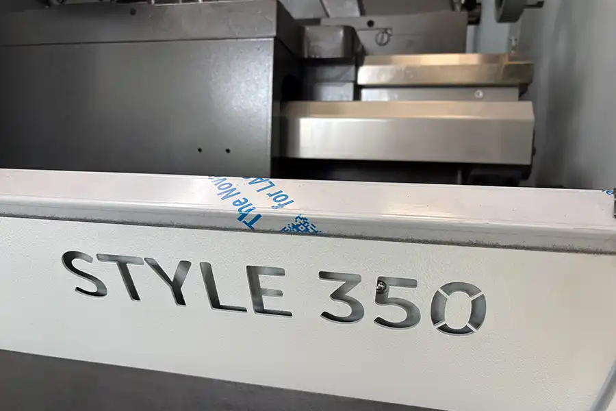 Detail krytu CNC soustruhu STYLE 350 s označením modelu a robustní konstrukcí
