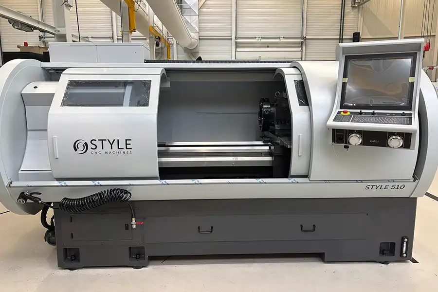 CNC soustruh STYLE 510 s ovládacím panelem a plně uzavřeným pracovním prostorem v dílně
