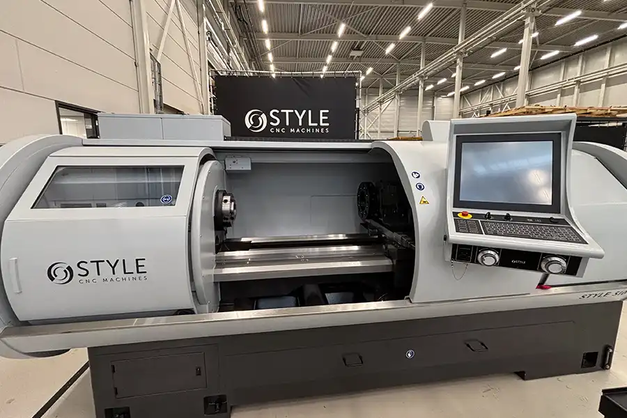 CNC soustruh STYLE 510 s dlouhým ložem a ovládacím panelem ve výrobním prostředí