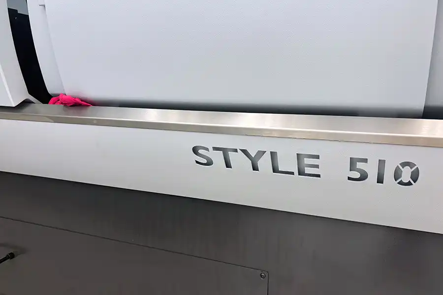 Detail krytu CNC soustruhu STYLE 510 s označením modelu a odolnou konstrukcí stroje
