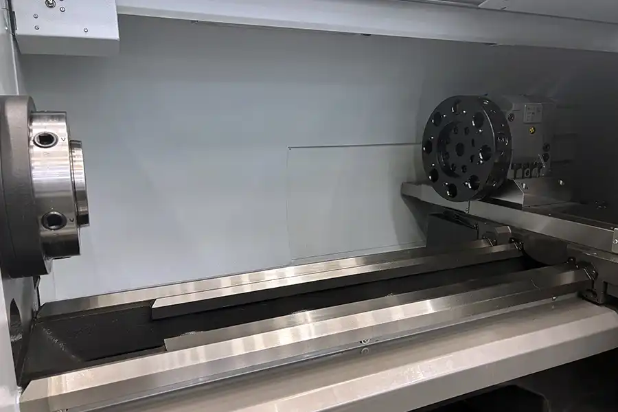 Vnitřní pohled na CNC soustruh STYLE 510 s prodlouženým ložem stroje a revolverovou hlavou