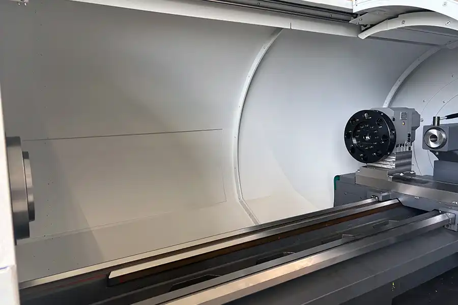 Vnitřní pohled na CNC soustruh STYLE 750 s prodlouženým ložem stroje a revolverovou hlavou pro velké obrobky