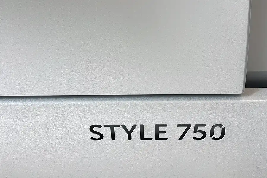 Detail krytu CNC soustruhu STYLE 750 s názvem modelu a robustním průmyslovým provedením