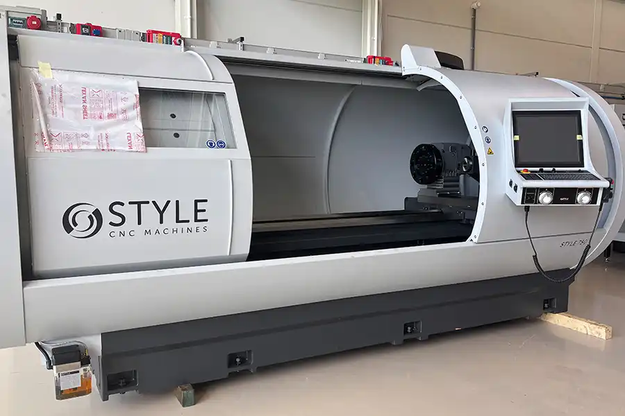 CNC soustruh STYLE 750 s ovládacím panelem a plně uzavřeným pracovním prostorem v dílně