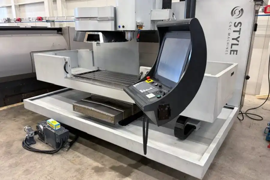 Použitá CNC frézka STYLE BT 1500E – boční pohled s ovládacím panelem