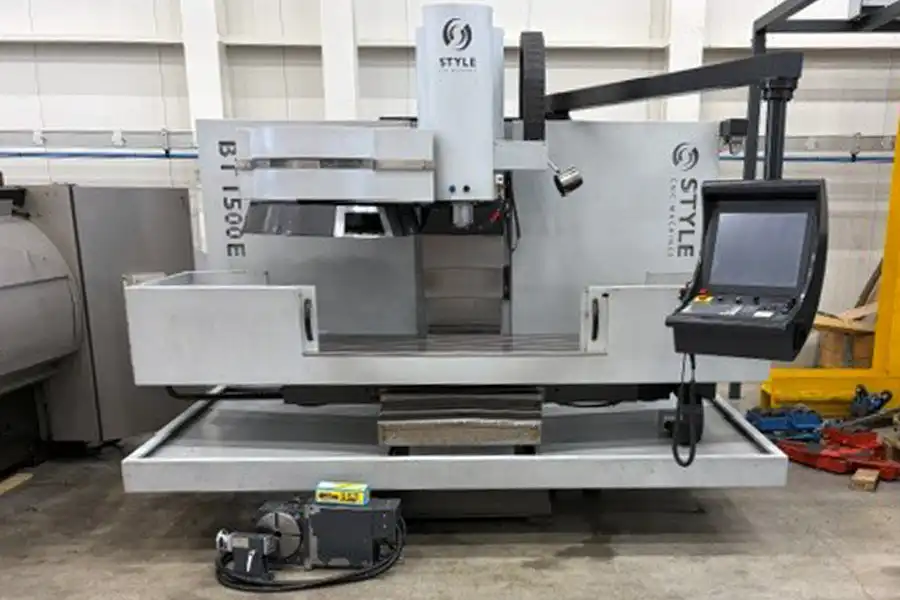 Použitá CNC frézka STYLE BT 1500E – čelní pohled na celý stroj
