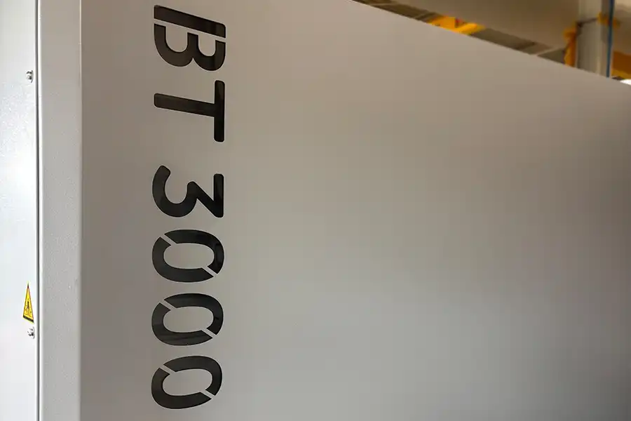 Detail CNC frézovacího centra BT 3000 s označením modelu a kvalitním provedením krytu