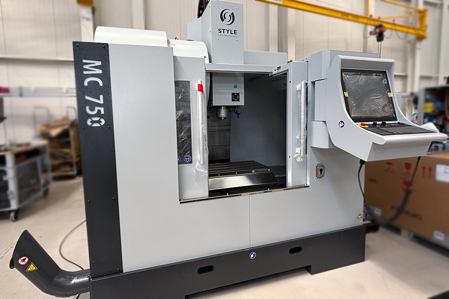 CNC frézovací centrum MC 750 s uzavřeným pracovním prostorem a ovládacím panelem pro přesné obrábění