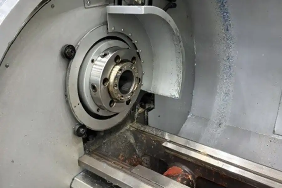 Detail hlavního vřetena CNC soustruhu STYLE 510 v pracovním prostoru stroje