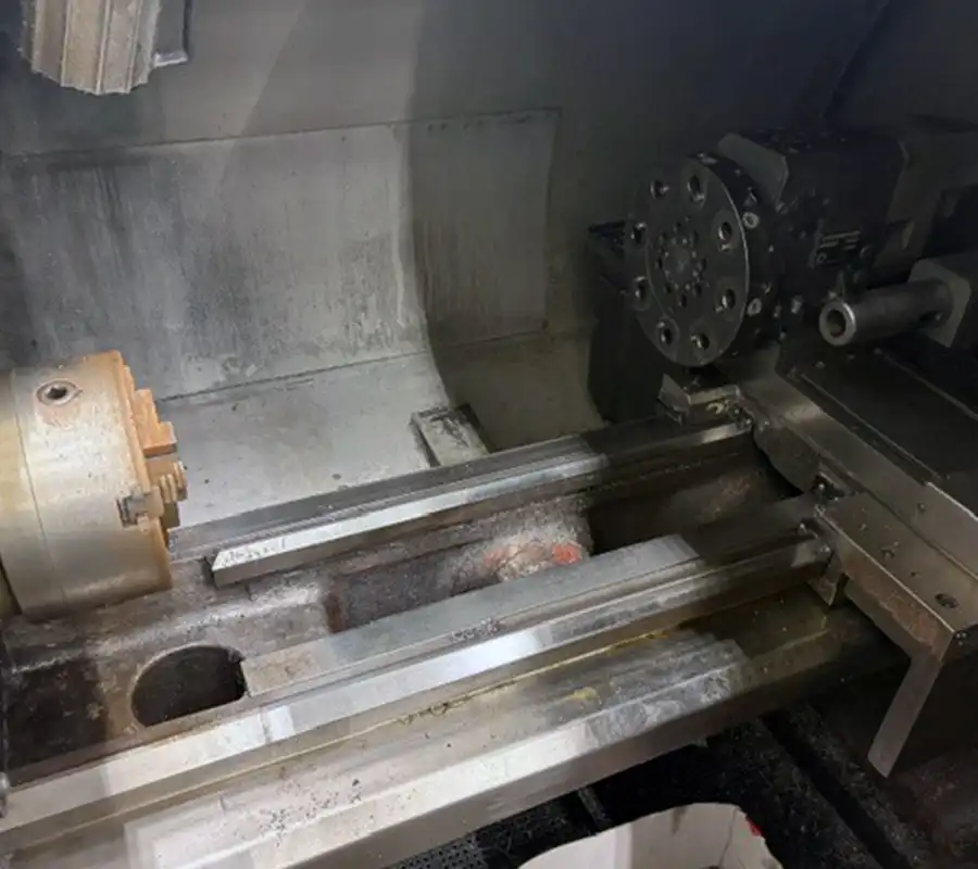 Pracovní prostor CNC soustruhu STYLE 350 se sklíčidlem a automatickým měničem nástrojů